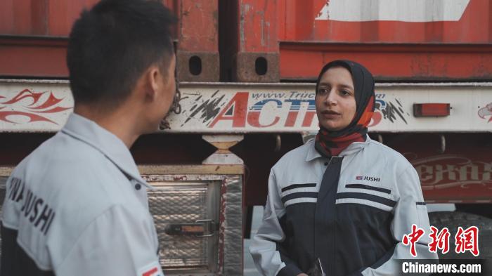 特写：一根玻纤织出一条“幸福路”